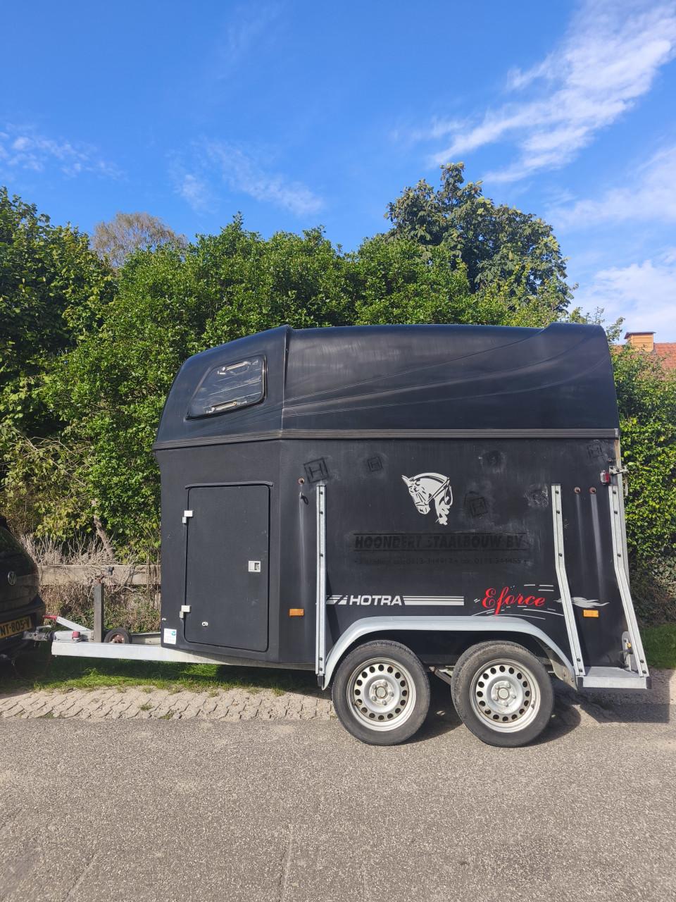 Tweepaardstrailer Hotra