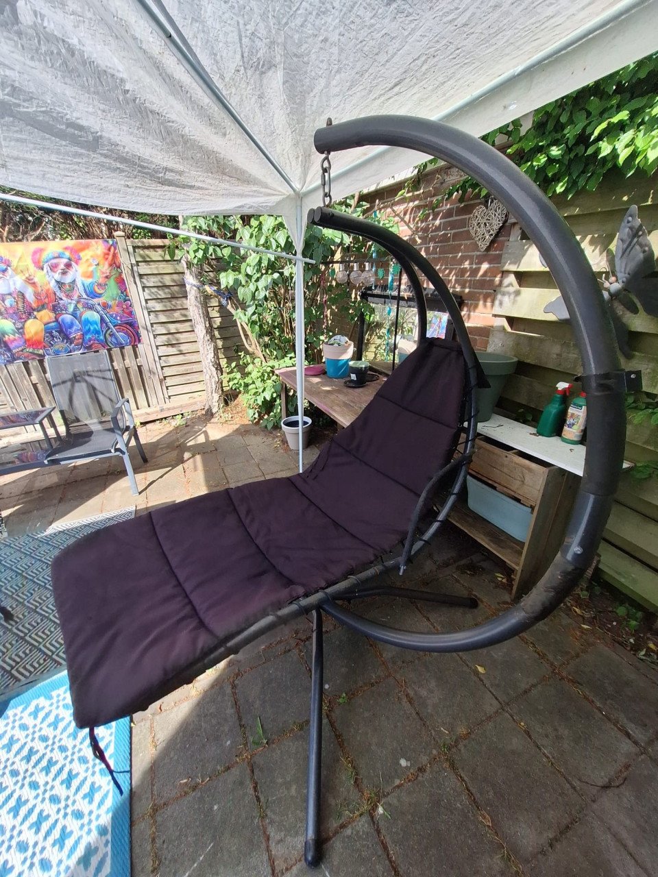 Standaard met hangligstoel.