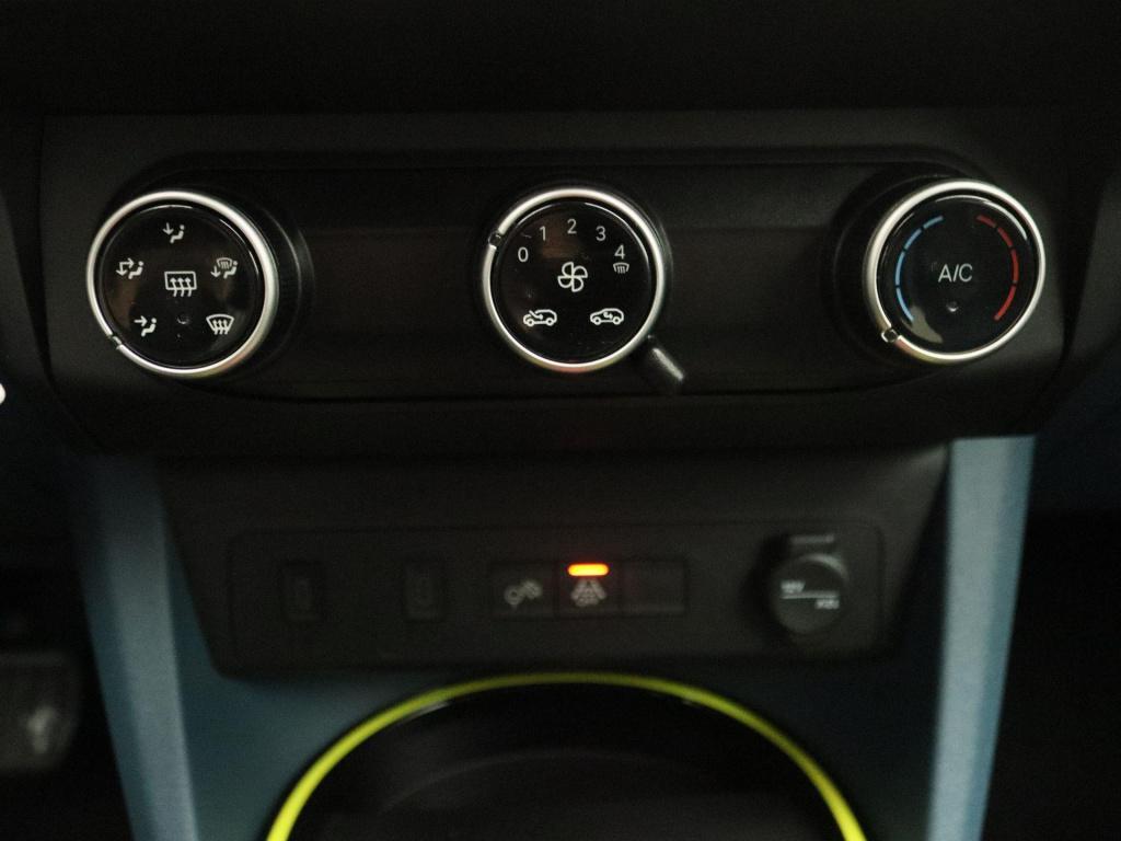 Fiat Grande Panda 1.2 hybrid icon | apple carplay & android auto | parkeers