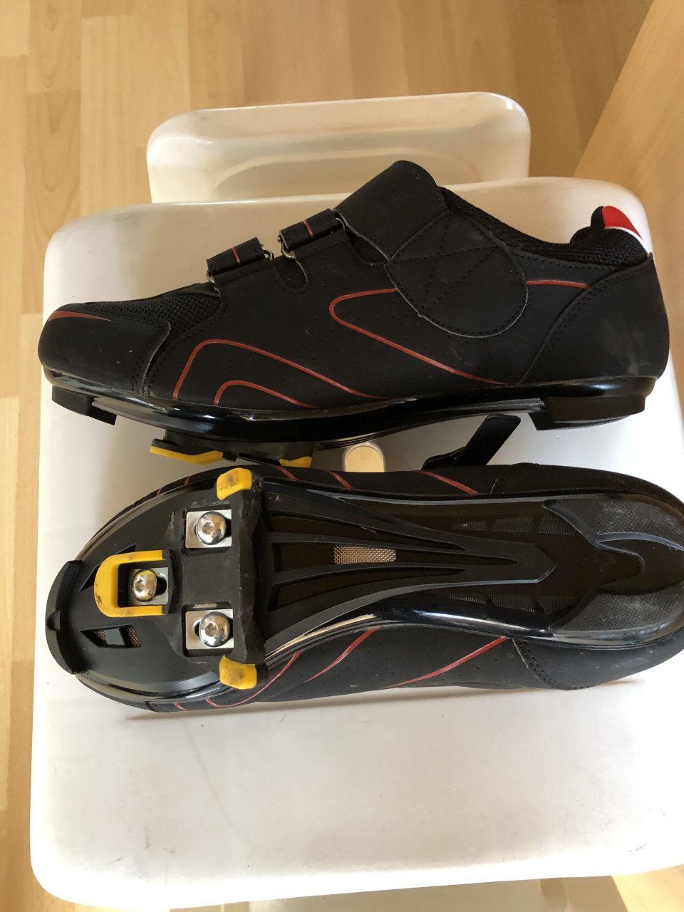 Koopje, wielren schoenen en racefiets banden, wegens beëindiging hobby.