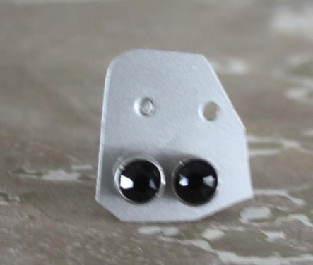 Zilver kleurige oor stekers met zwart steentje