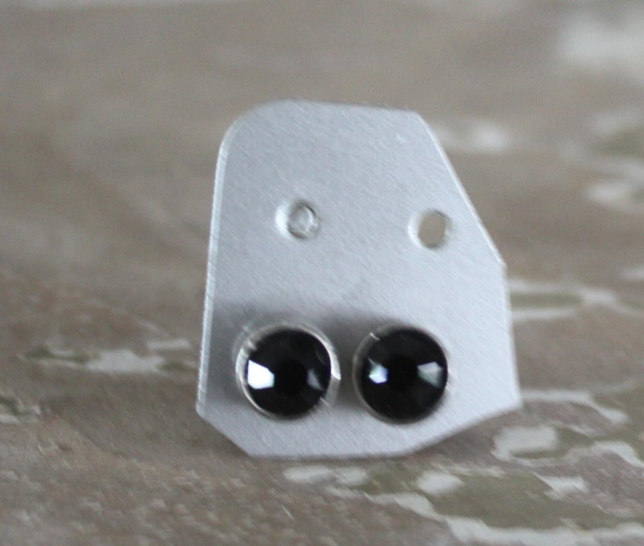 Zilver kleurige oor stekers met zwart steentje