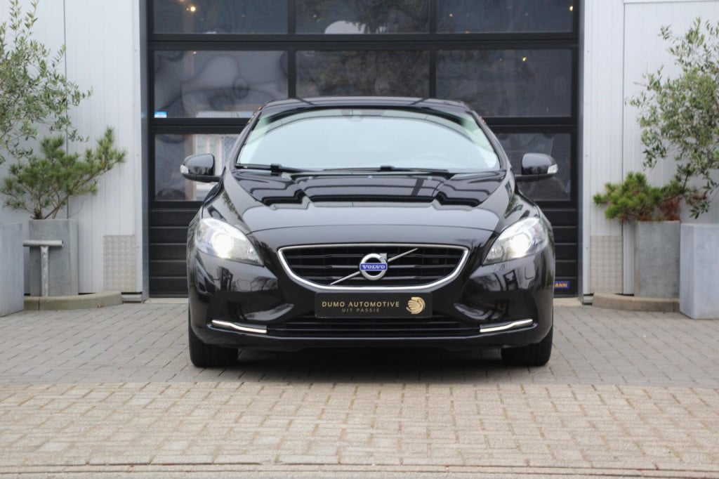 Volvo V40 1.6 t2 you! inc btw - xenon - cruise - pdc - high perf audio - de