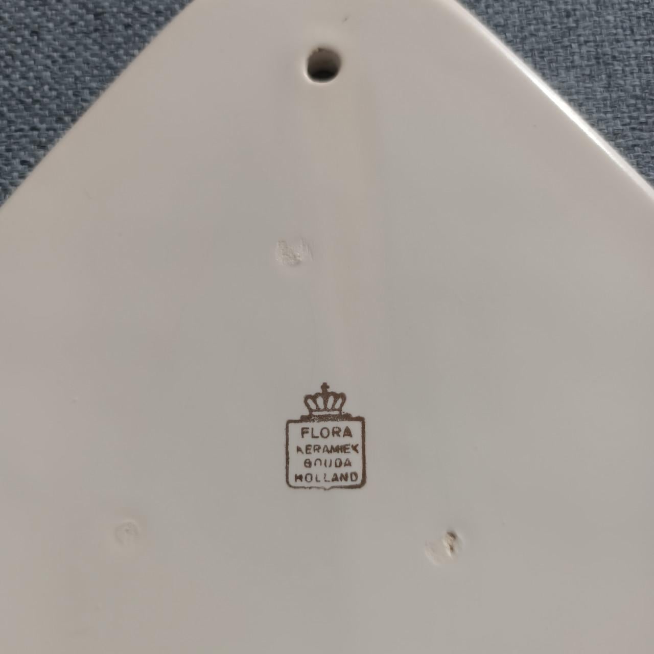 Keramieken tegeltje van Flora uit de jaren 1950/1960