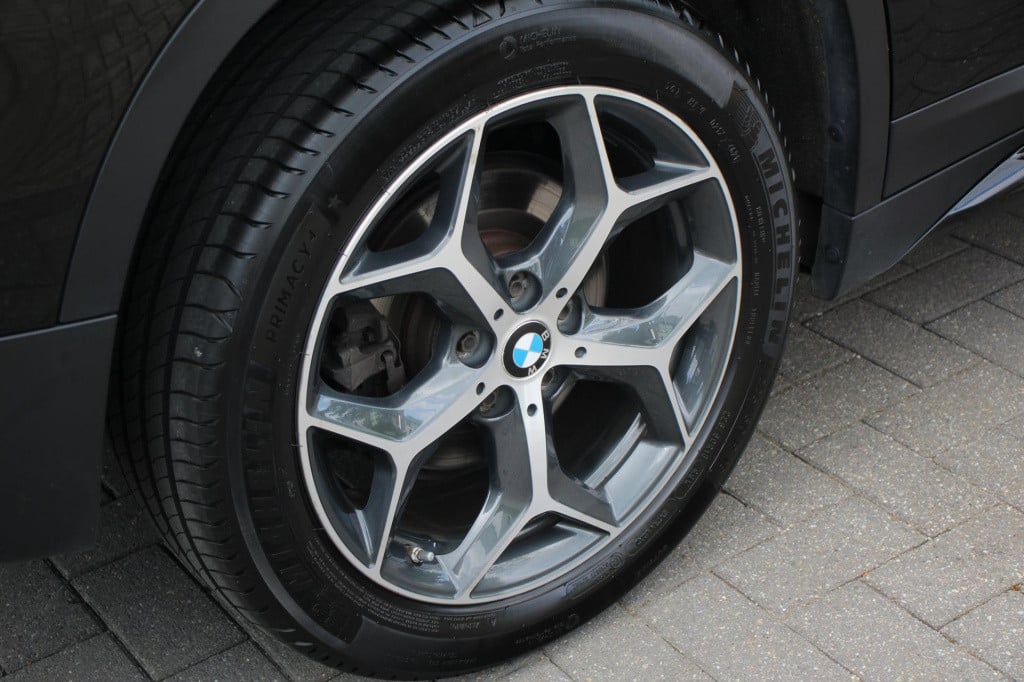 BMW X1 xdrive20i sport line automaat - led - pano - navi - stoel verw - cru