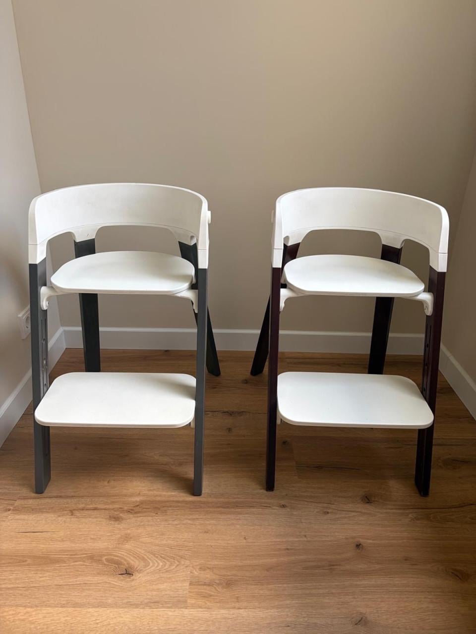 Twee Stokke Steps kinderstoelen