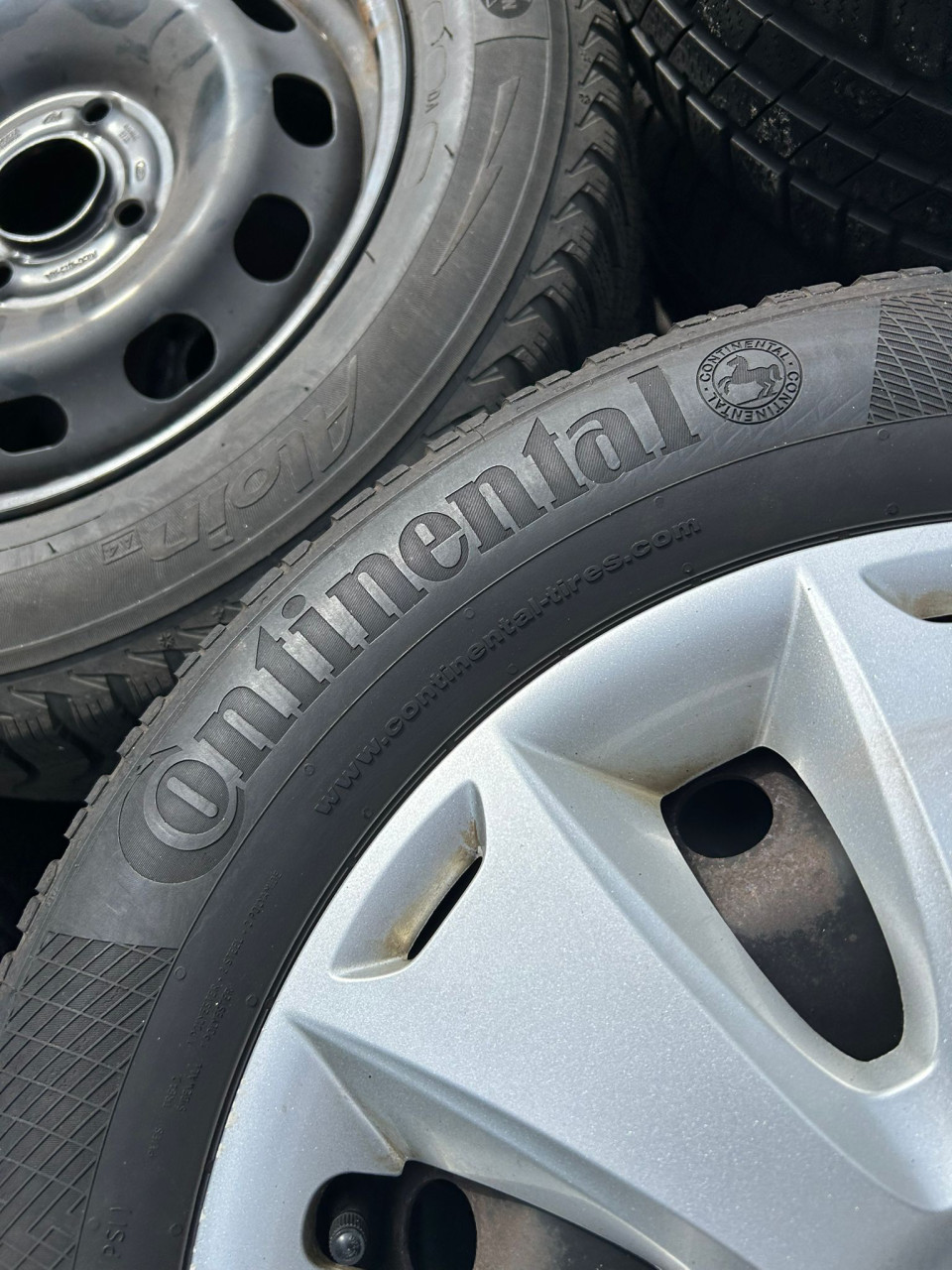 FORD STALEN VELGEN MET MOOIE WIELDOPPEN