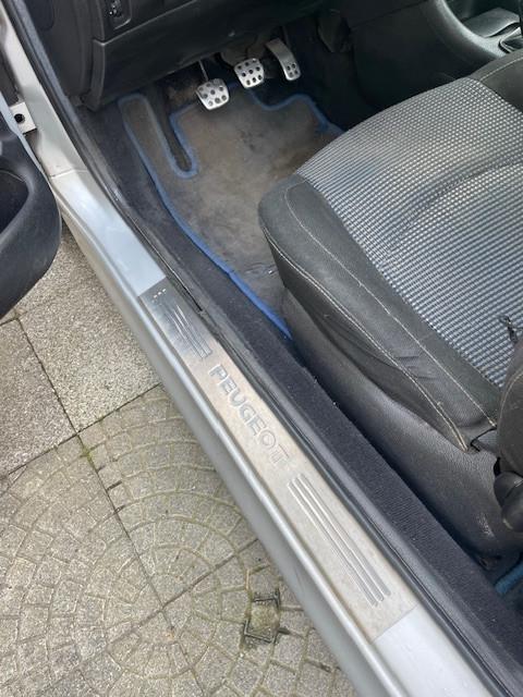 Peugeot 206 CC Cabrio zilvergrijs. Sportief en zomerproof !
