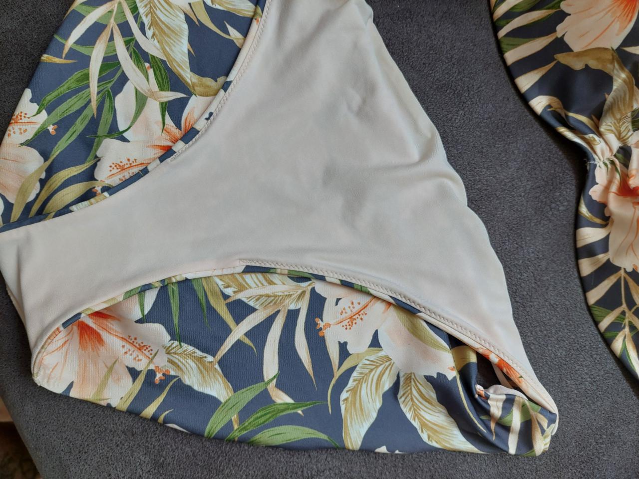 Als nieuwe damesbikini maat M gebloemd