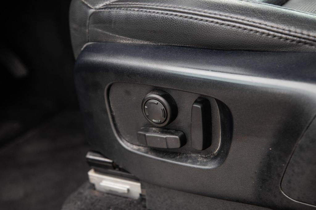 Land Rover Discovery 3.0 td6 hse grijs kenteken / leer / navi / luchtvering