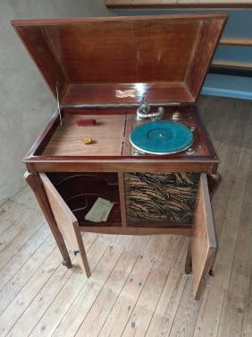 78 toeren platenspeler met 44 platen