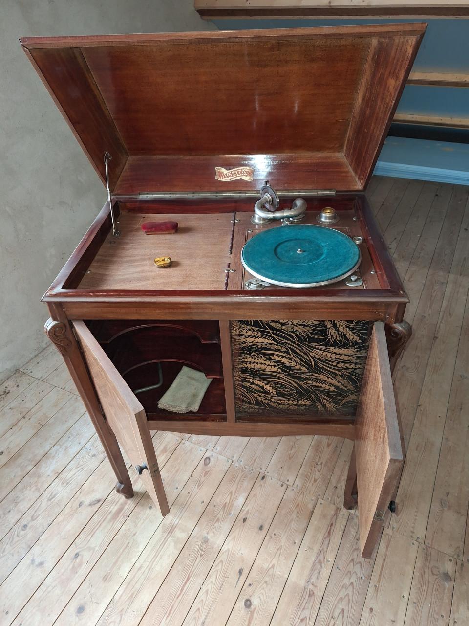 78 toeren platenspeler met 44 platen