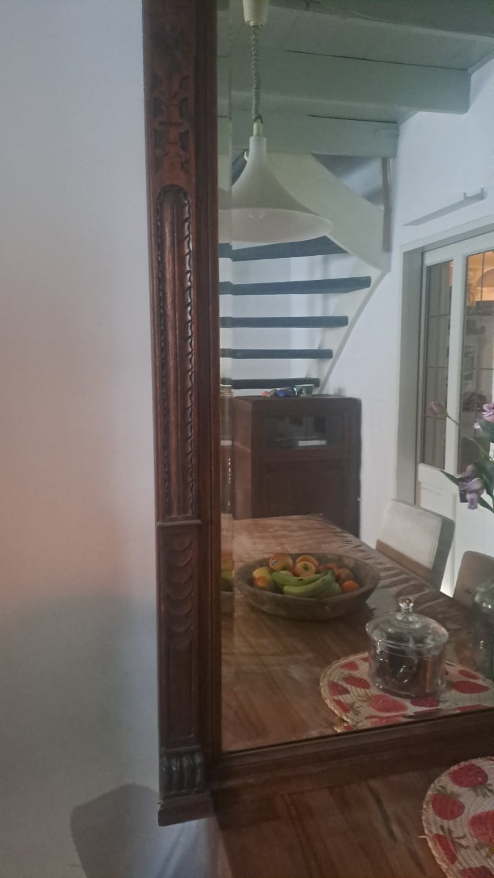 Grote houten spiegel met houtsnijwerk, 177,5 cm hoog