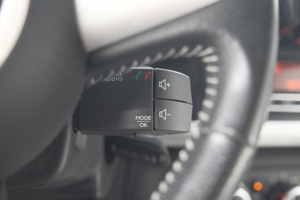 Renault Twingo sce limited | parkeersensoren | bluetooth | airco | 15 inch 