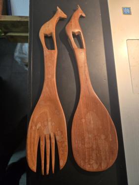 Handgesneden houten Afrikaanse saladebestek met giraffen 30cm