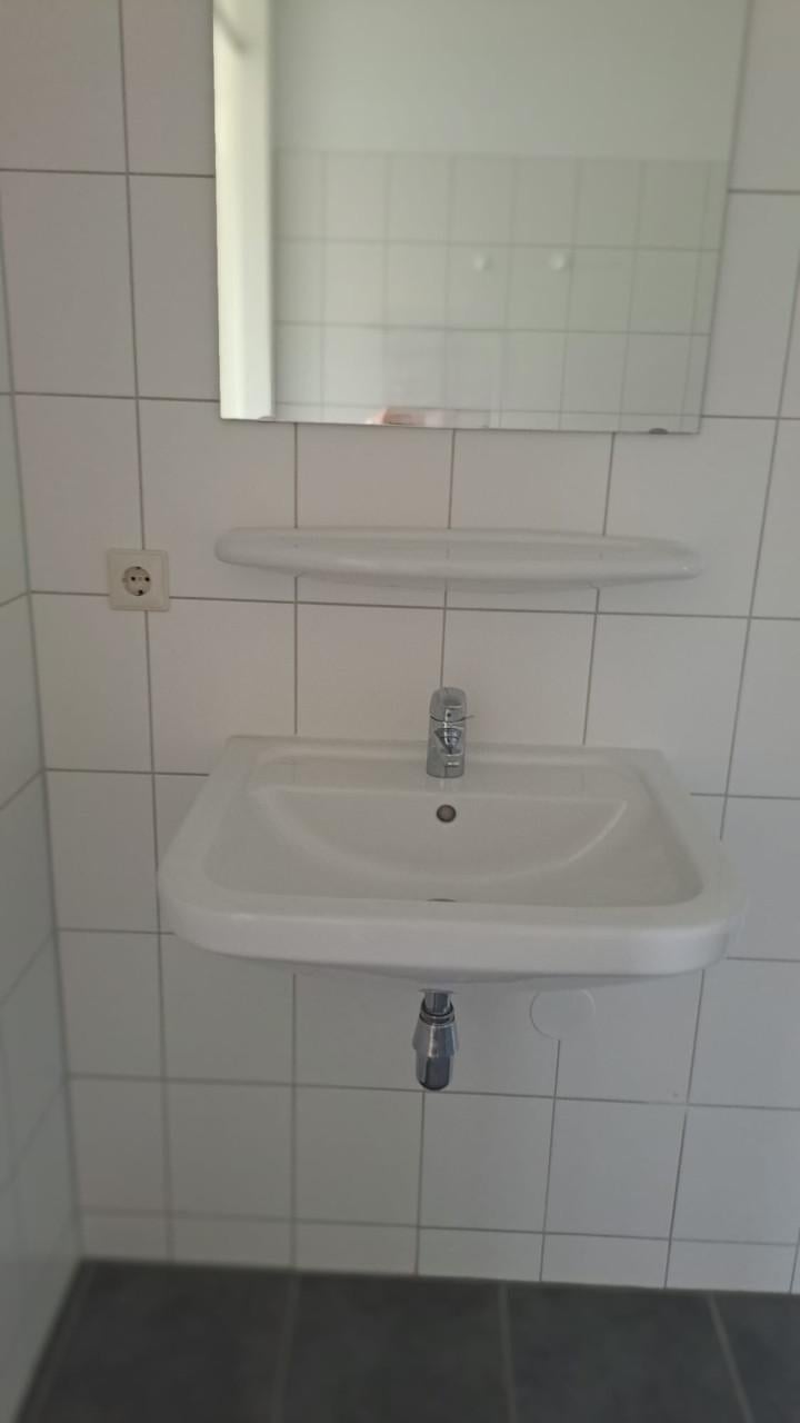 TE KOOP Villeroy en Boch wastafel inclusief kraan, planchet en spiegel