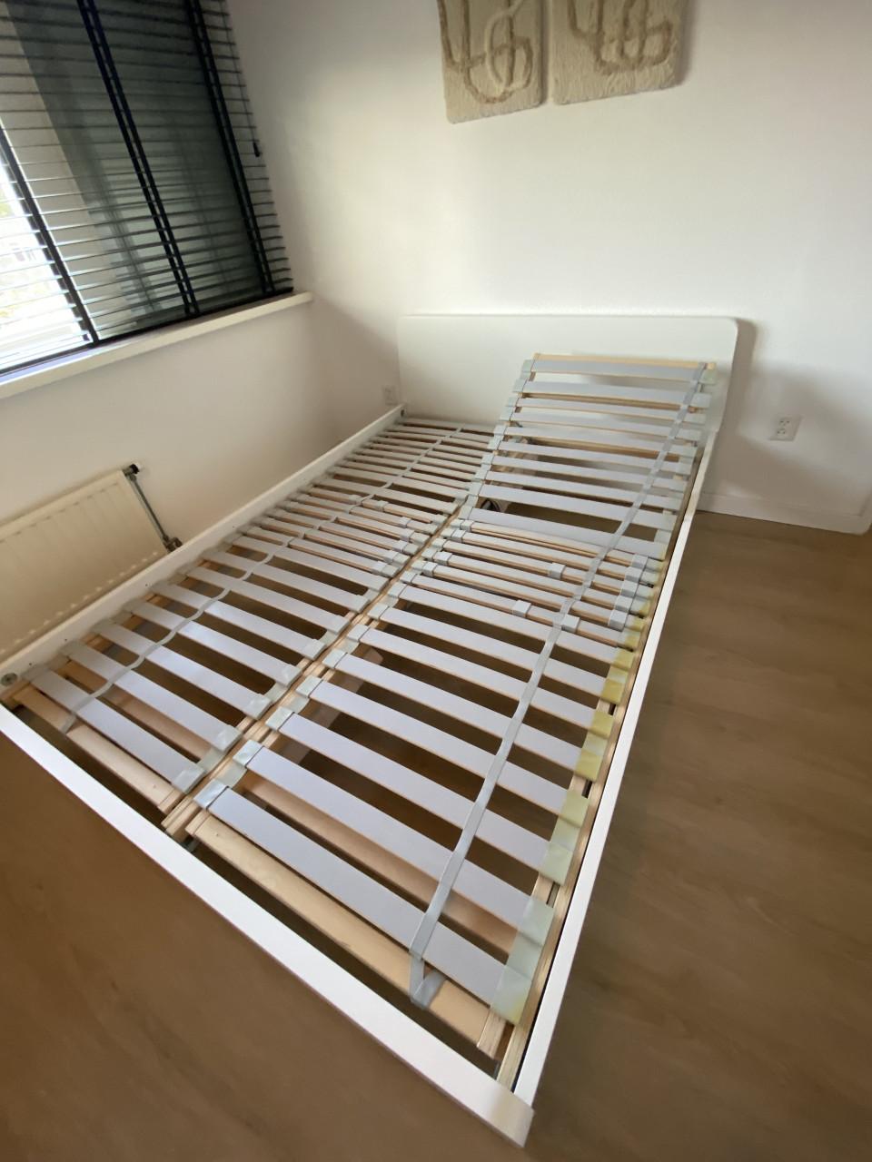 Bed 140x200 cm wit met verstelbare bodems