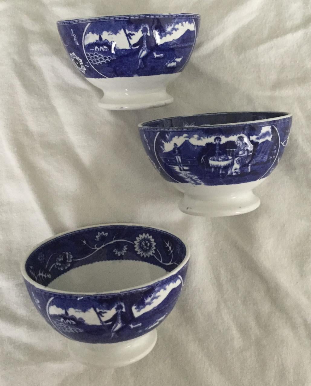 Deze prachtige set bestaat uit drie antieke kommen