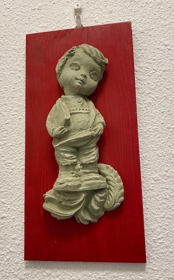 Houten bordje met grijs stenen beeldje erop 12 X 24 cm