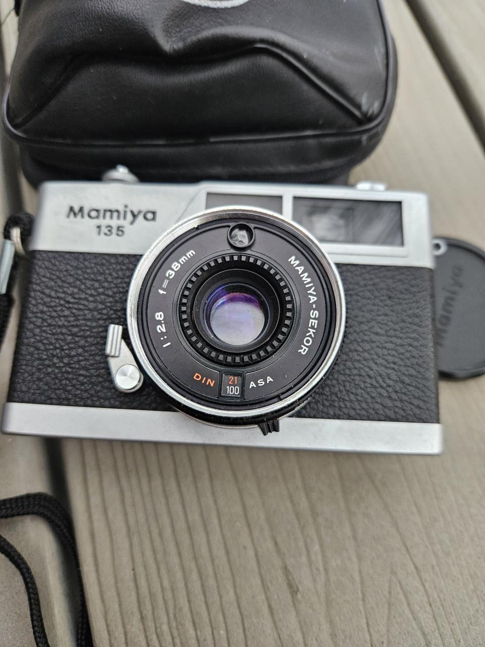 Werkende vintage Mamiya 135 EE meetzoekercamera 35 mm..
