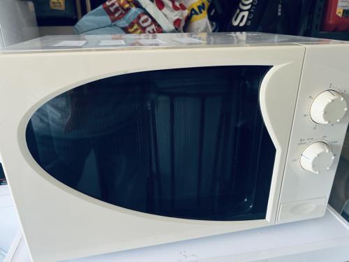 Als nieuwe magnetron en eenvoudig te bedienen  45x28x30 cm. bhd.