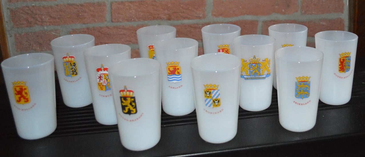 12 glazen Nederland melkglas Vintage, begin jaren ‘60.