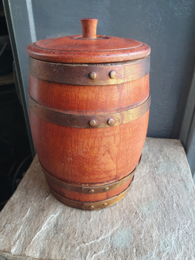 Mooie houten sigaren of tabakpot gekuipt met koperen banden...