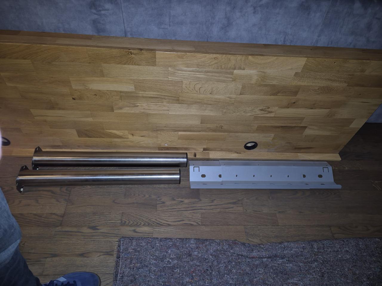 Zelfgemaakt ondiep bureau van eiken timmerpaneel.