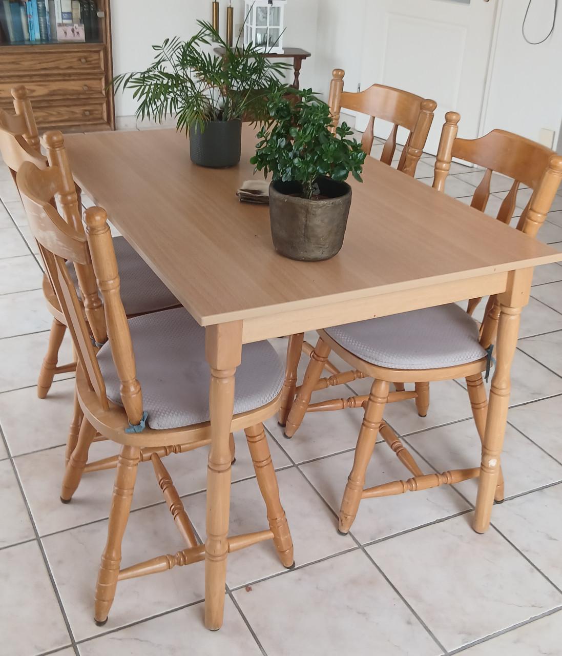 Tafel met 4 stoelen