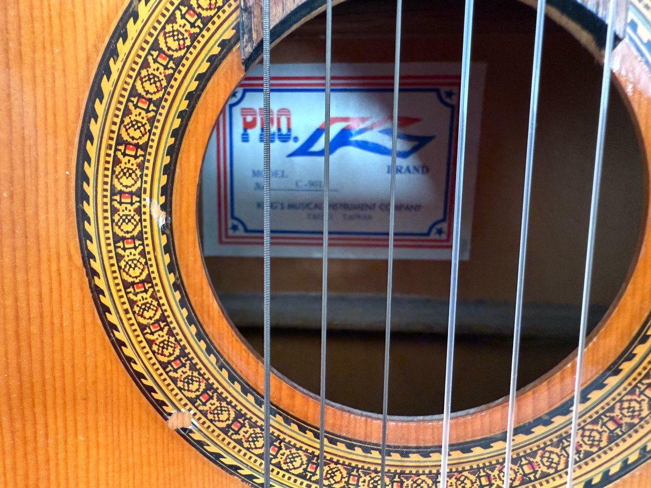 Akoestische gitaar (rechtshandig) incl. tas en standaard