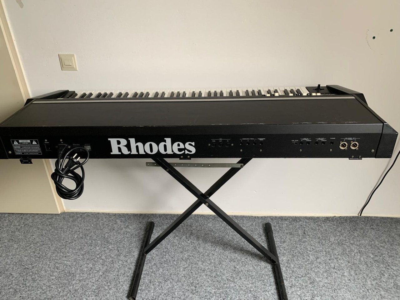 2  synthesizers ( roland rs 50 en Roland Rhodes VK-1000 ) met standaard