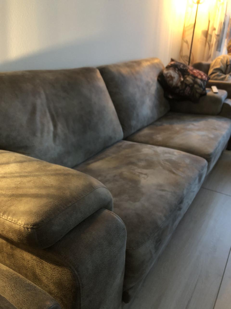 Mooie 2/3 pers bank en kasten tafels stoelen