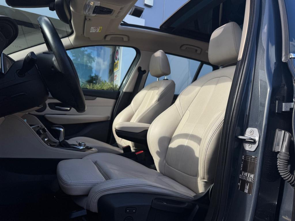 BMW 2-serie gran tourer 220i luxury 7p. * trekhaak * leer * panoramadak * n