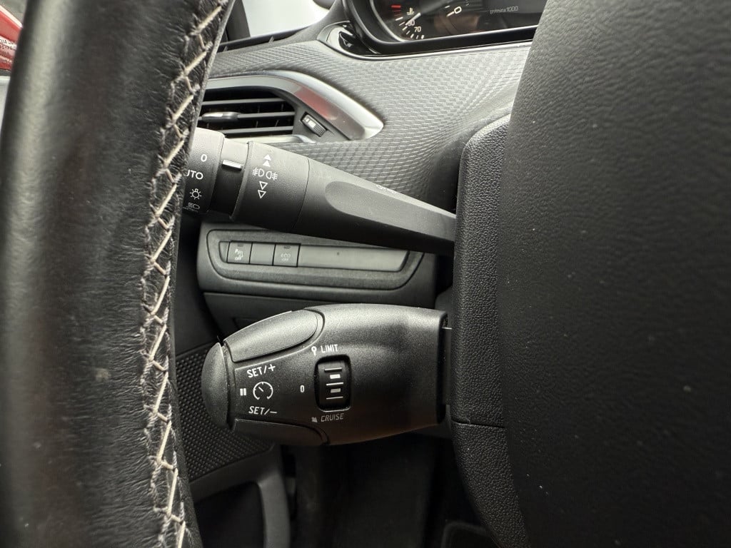 Peugeot 208 1.2 turbo // allure // carlay // android auto // automaat //