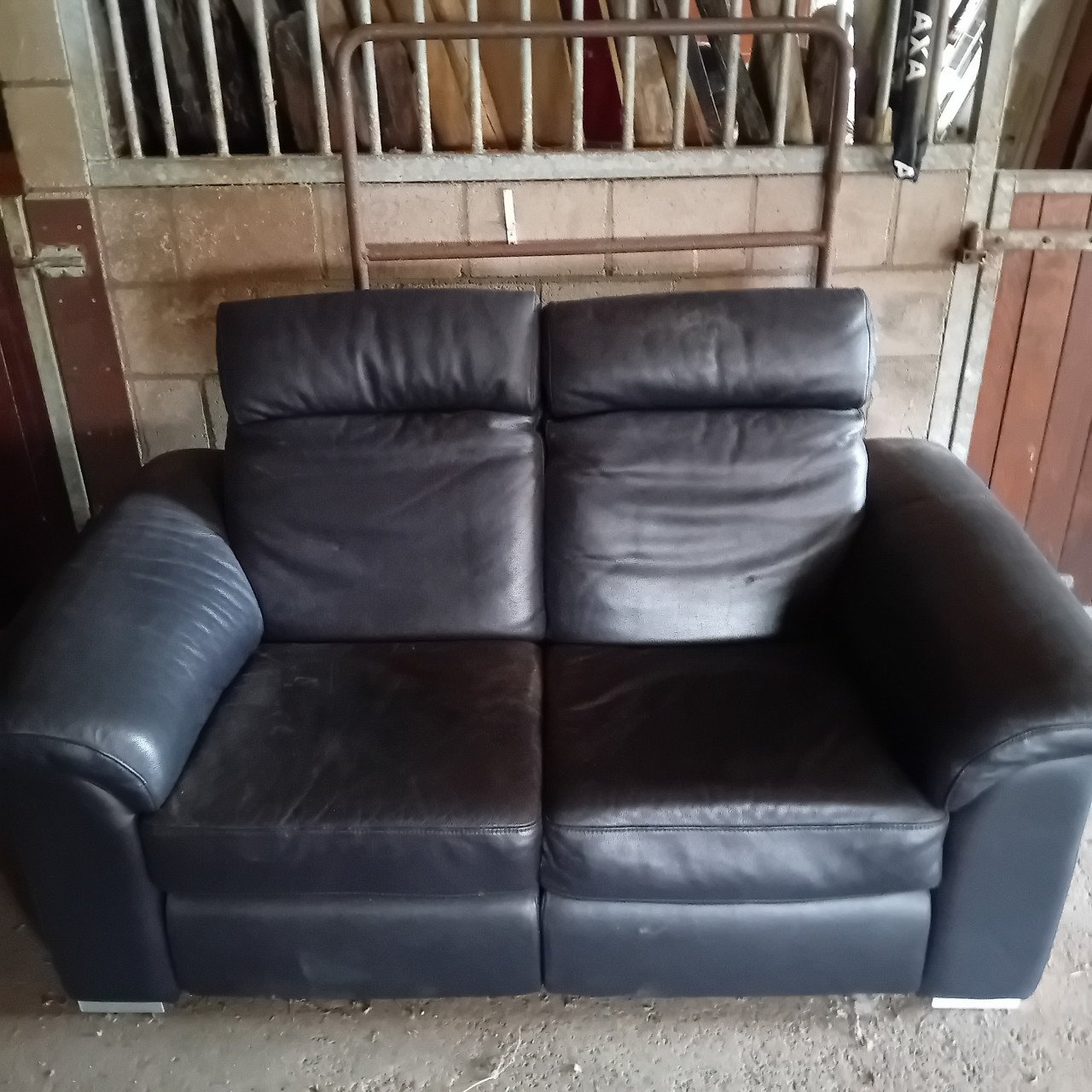 Te koop donkerblauw lederen 2 zits bankstel