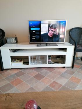 Philips televisie met afstandsbediening.