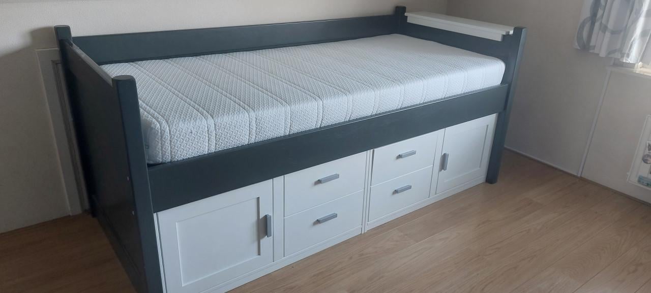 Half hoogslaper met opbergruimte