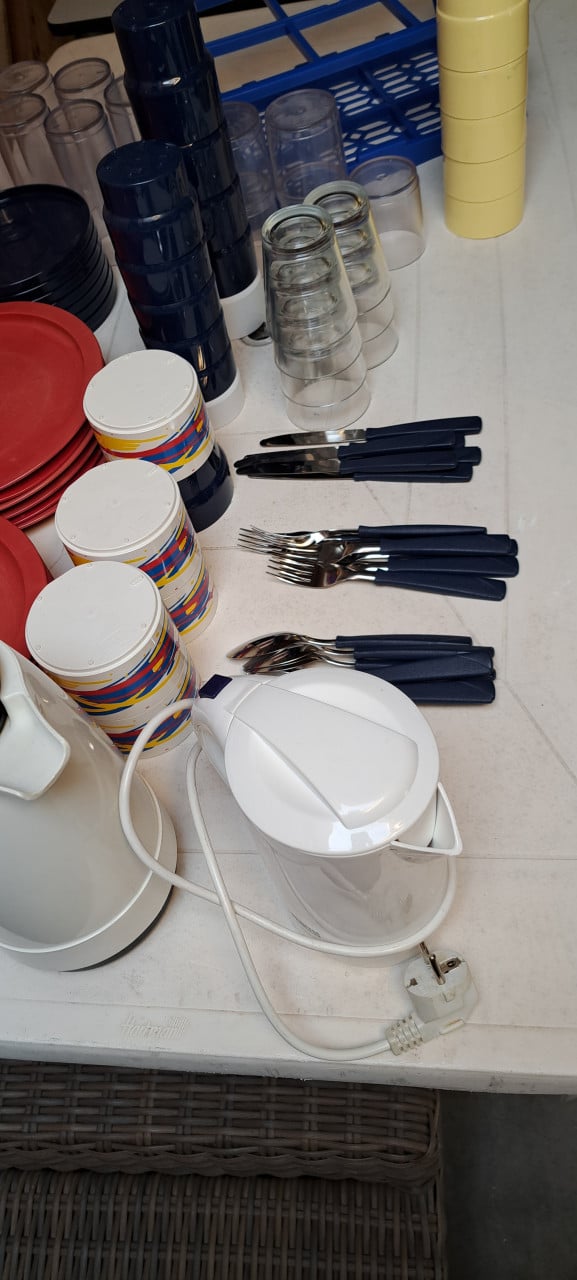 Camping servies 5 a 6 persoons zeer compleet