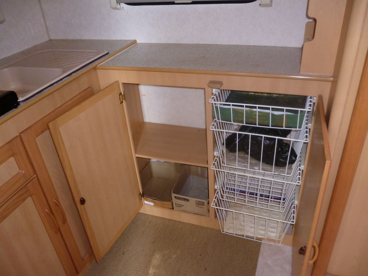 In Pr. St:  HYLANDER 410  PROVENCE   DOREMA LUIFEL MET FRAME EN ZIJSTUKKEN