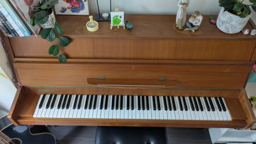 Piano met gebruikssporen, gratis af te halen