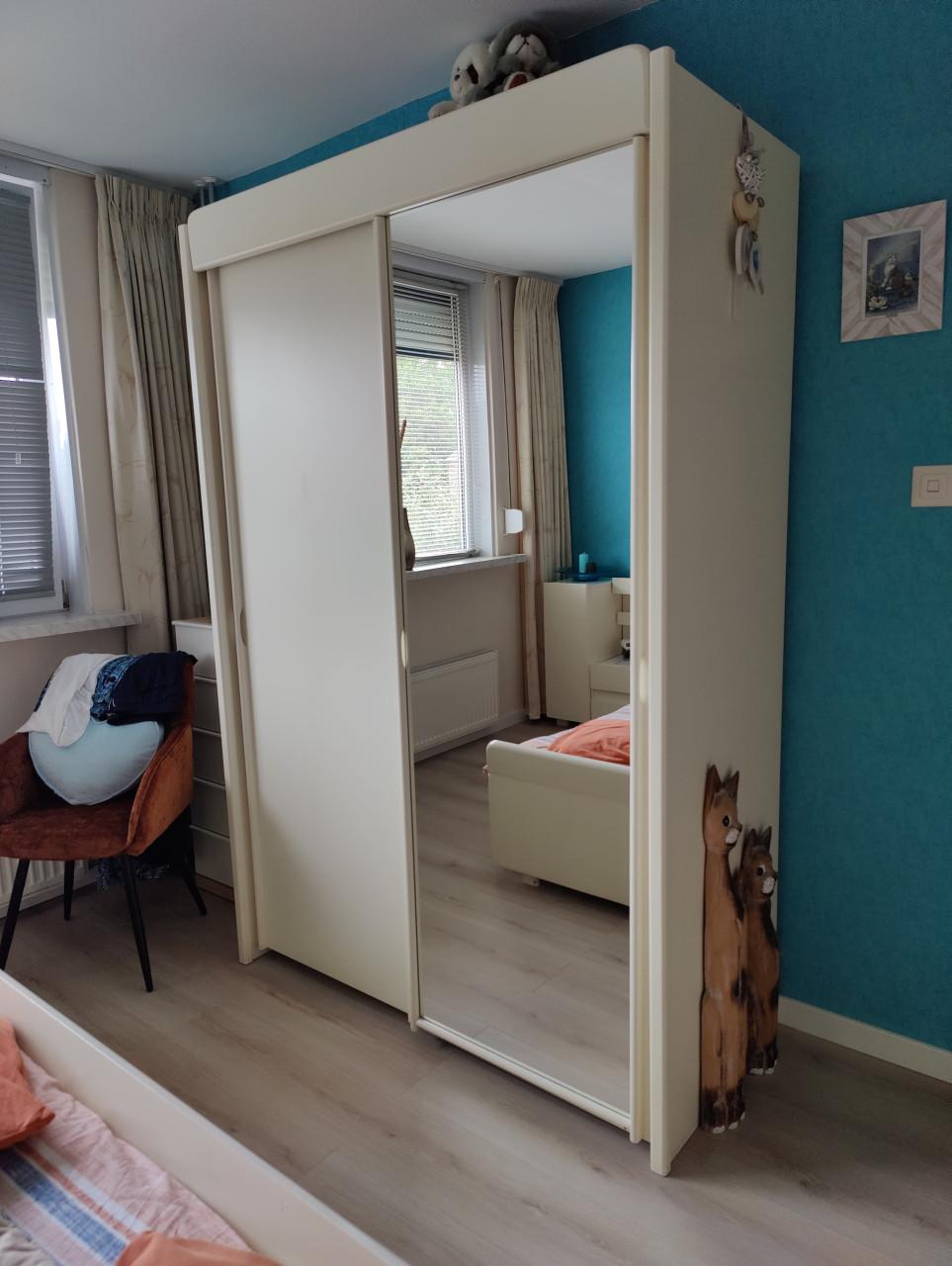 Slaapkamer wit,bed nachtkastjes.kledingkast