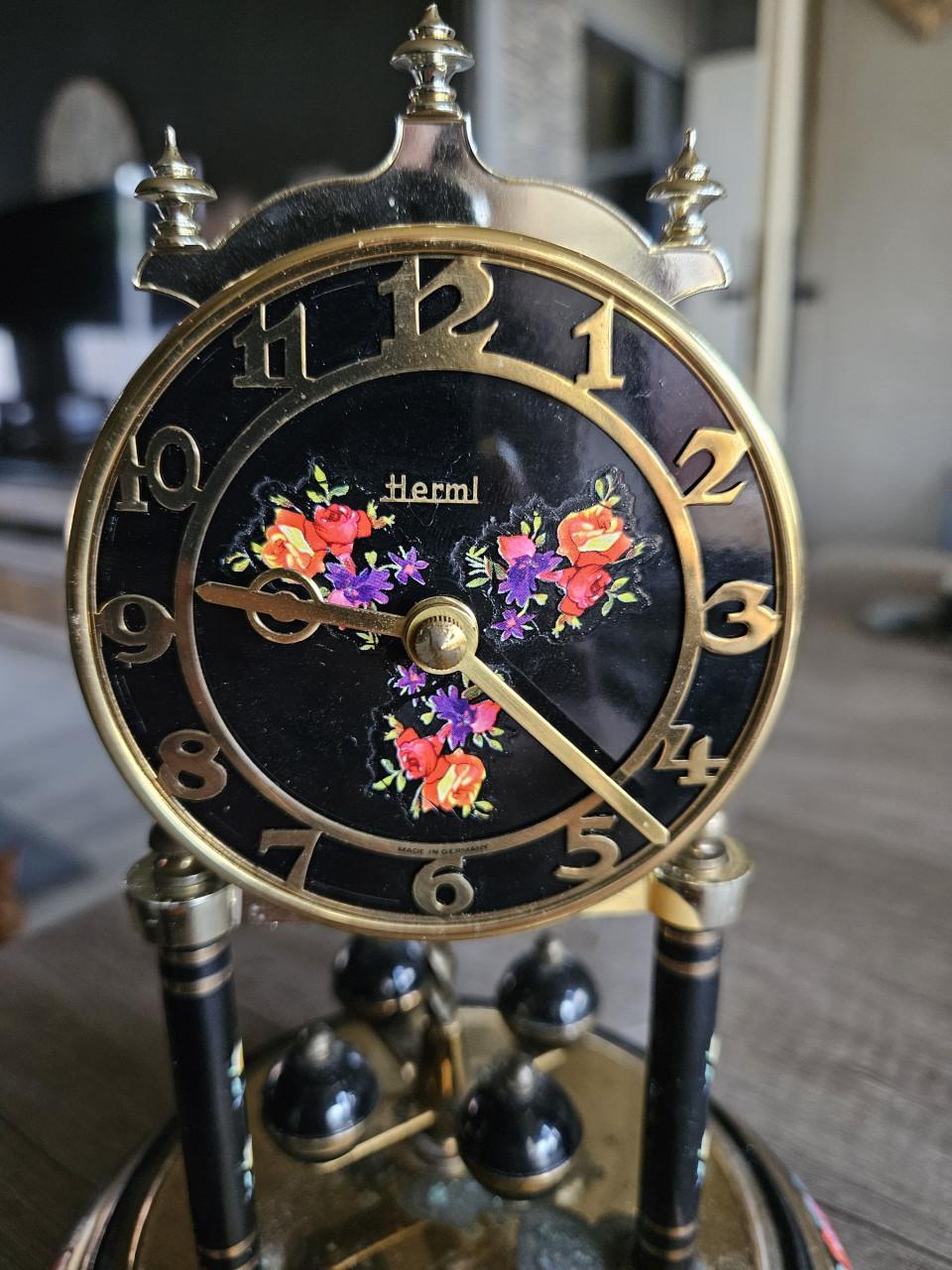 Mooie duitse Hermle torsie/stolpklok met kleurrijke bloemen