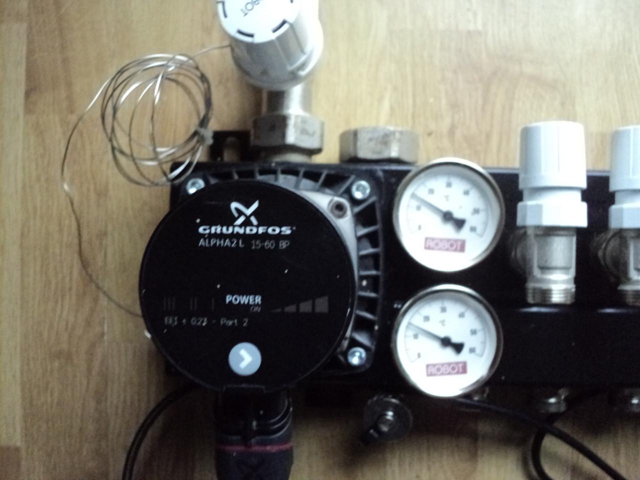 Vrijwel nieuwe 12 groep verdeler vloerverwarming ENERGI ZUINIG