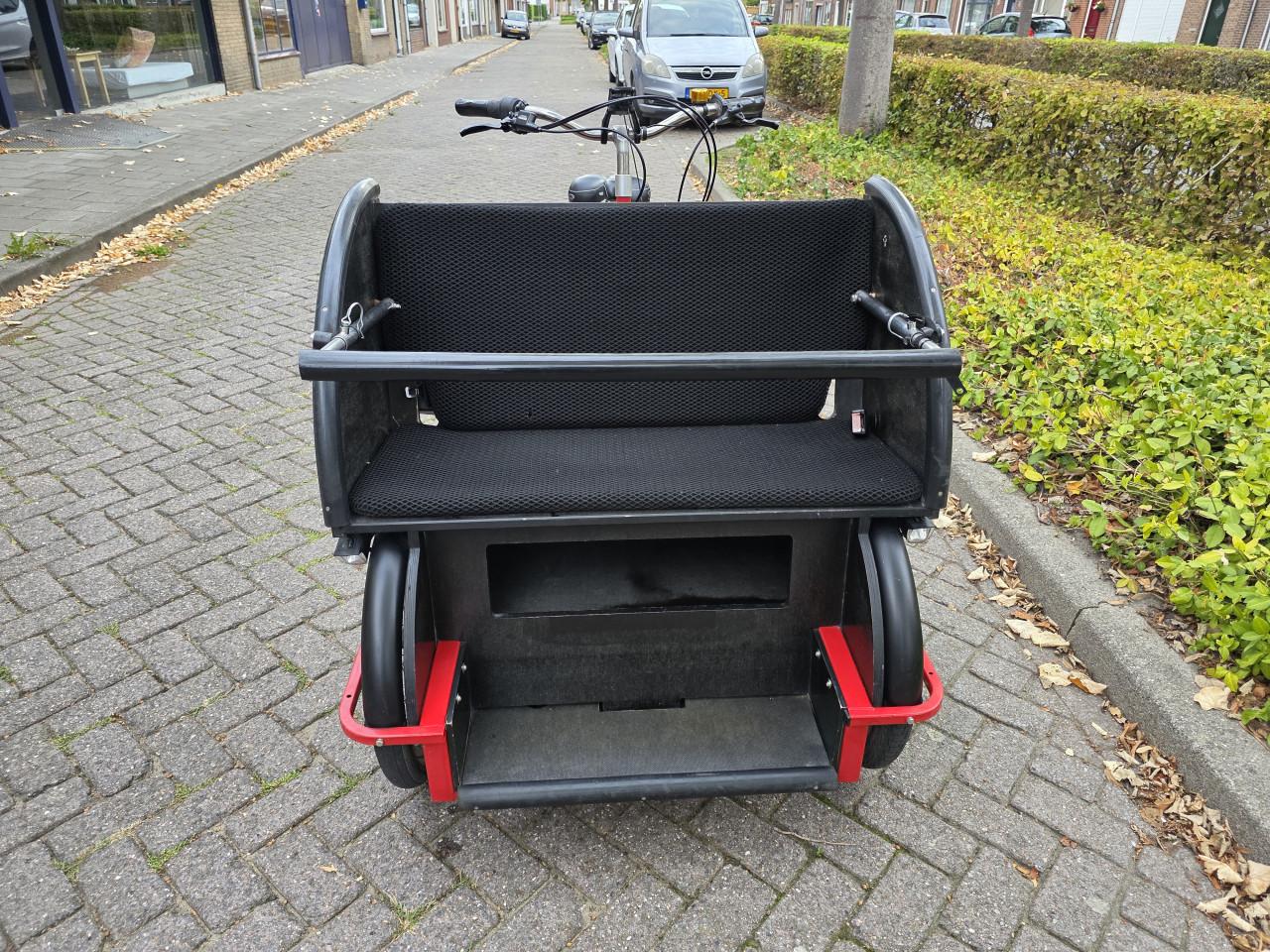 Keurig nette elektrische riksja bakfiets met Shimano middenmotor