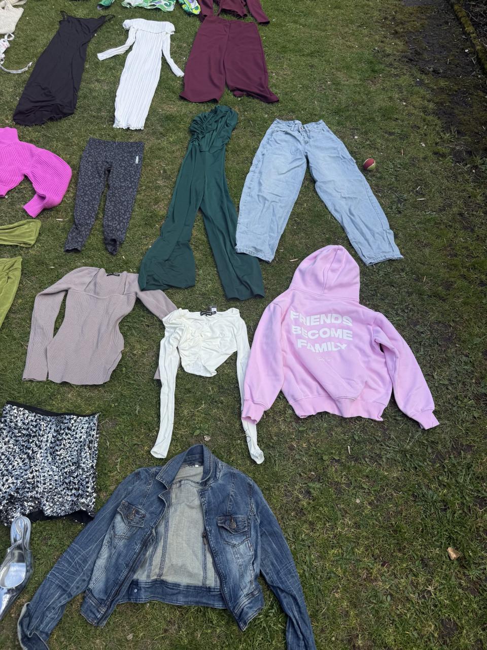 Pakket dames/ meisjes kleding ongeveer 90/100 stuks