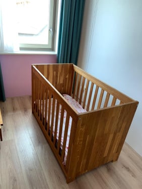 Degelijke houten Babykamer meubelset (ledikant, commode)