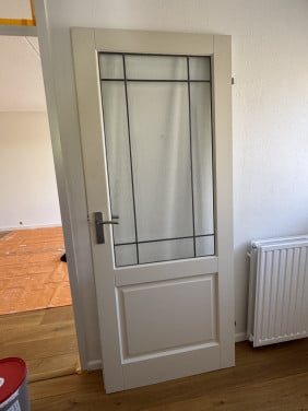 Opdekdeur met glas en deurklink