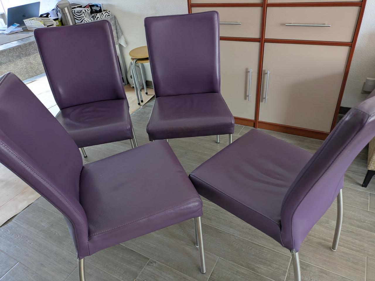 Eettafel en stoelen