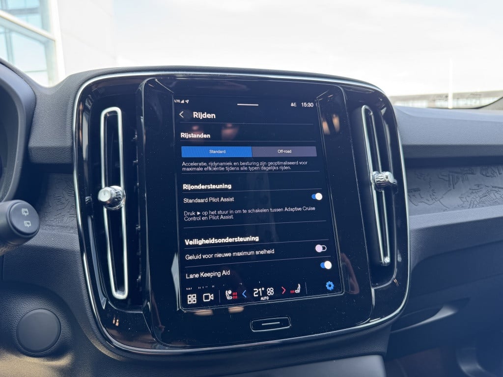Volvo XC40 extended plus 252pk 82 kwh| trekhaak| adap.criuise| stoel.verw|