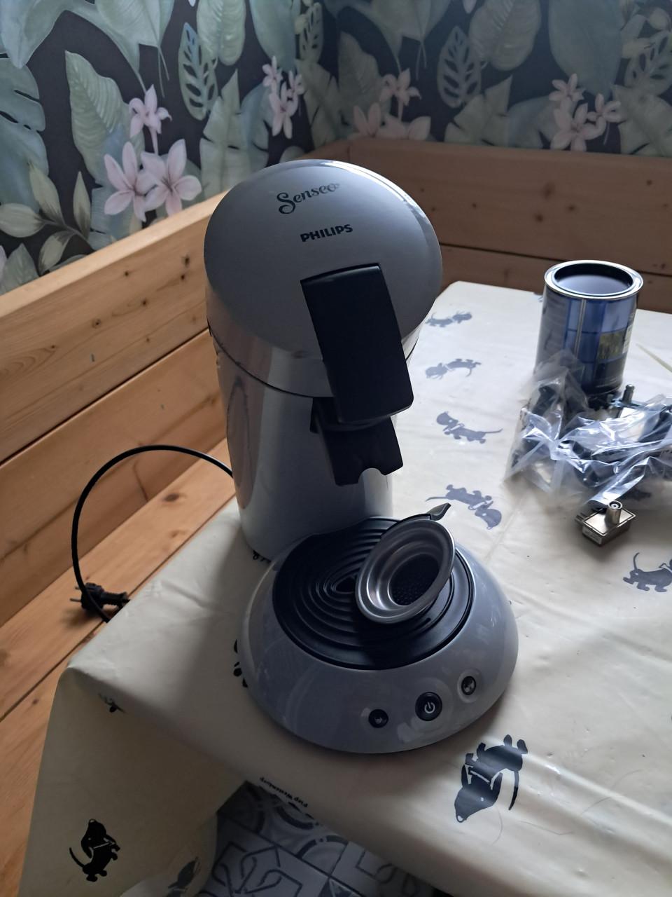 Koffiezetapparaat  en melk op schuimer